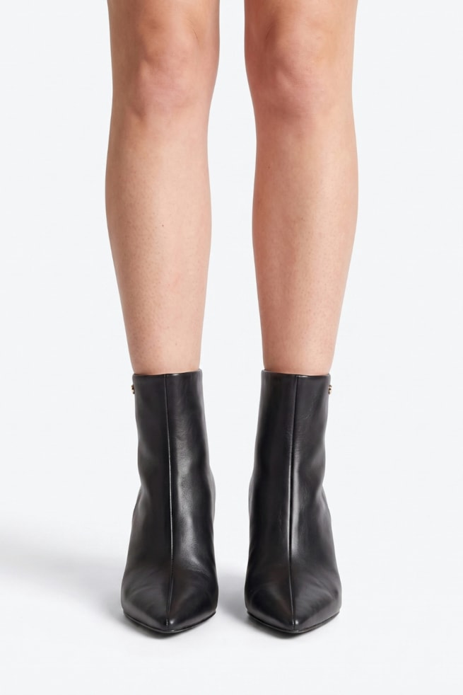 Antonela - Bota Ankle Anabela Couro Cano Curto Preto