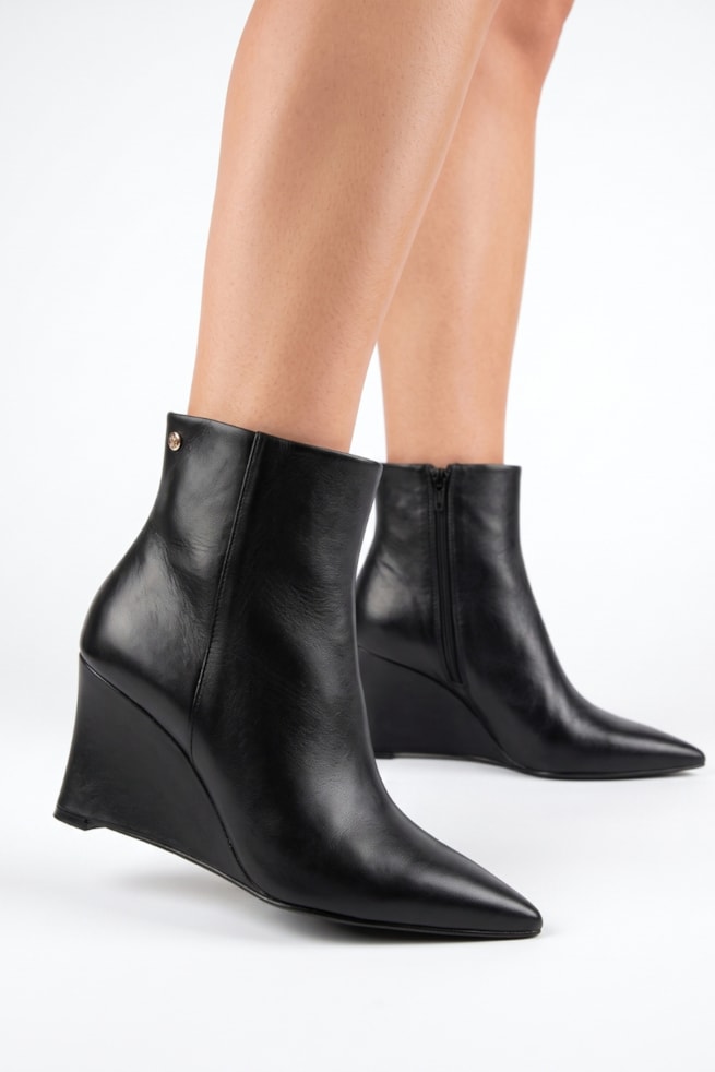 Antonela - Bota Ankle Anabela Couro Cano Curto Preto