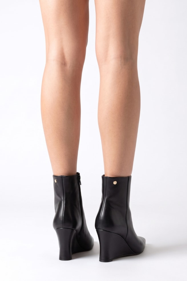 Antonela - Bota Ankle Anabela Couro Cano Curto Preto