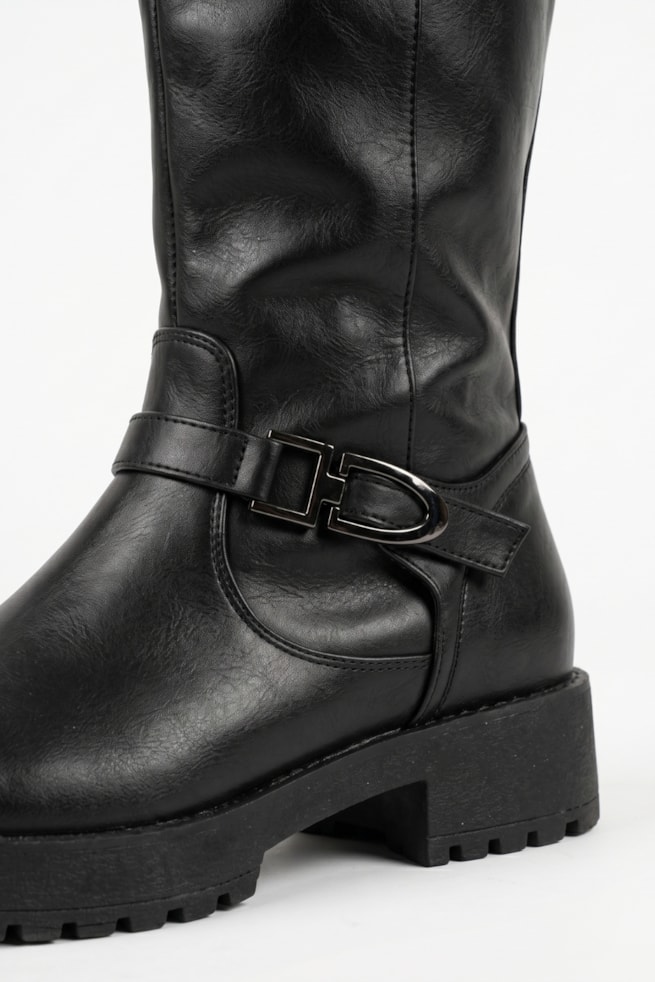 Betina - Bota Tratorada Cano Médio Preto