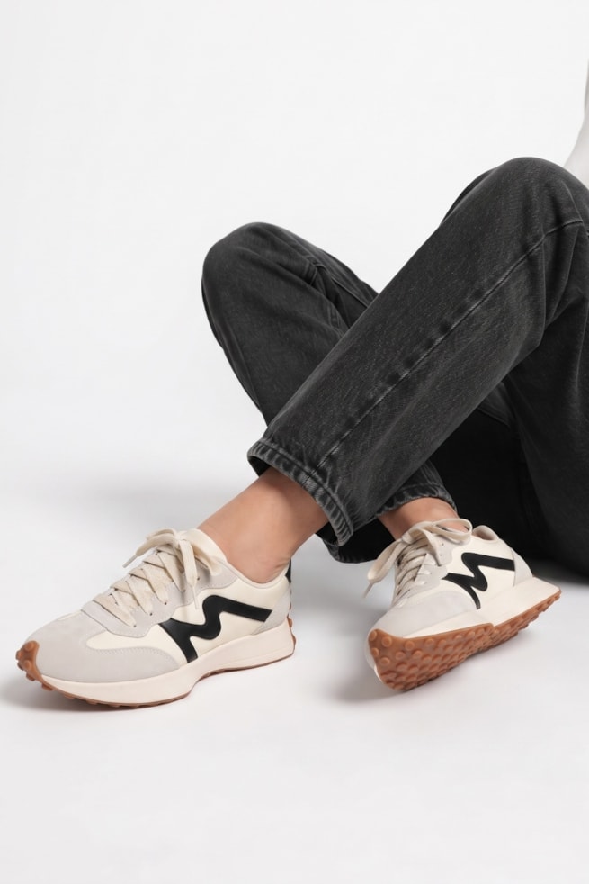Camila - Tênis Casual Camurça Off White e Cinza com Recortes Preto