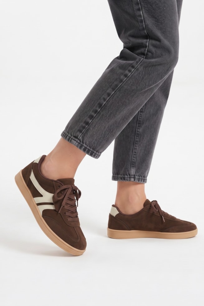 Carol - Tênis Casual Camurça Marrom com Recortes Off White