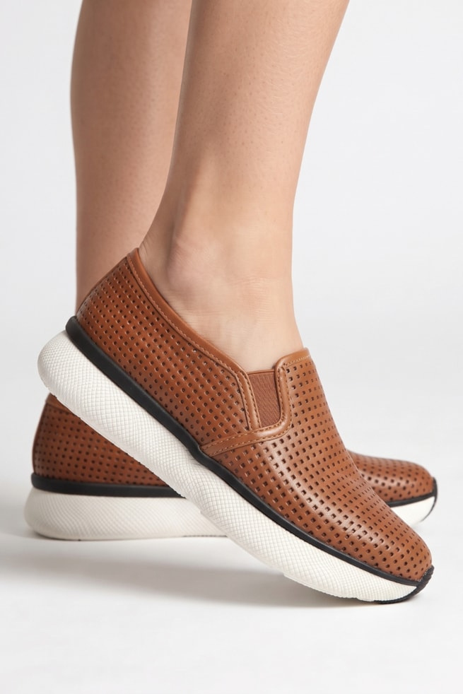 Fernanda - Tênis Slip On Couro Vazado Caramelo