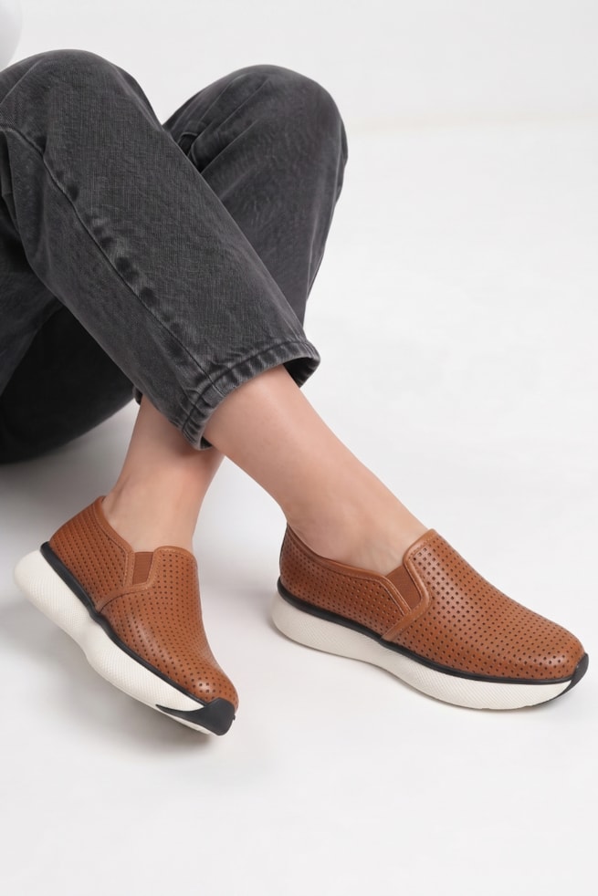 Fernanda - Tênis Slip On Couro Vazado Caramelo