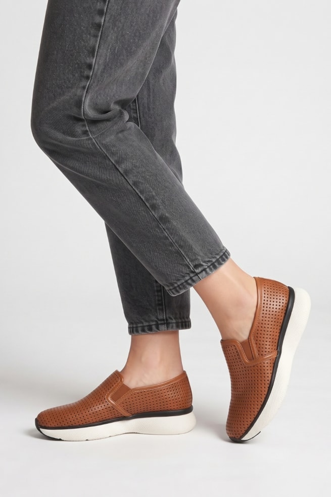 Fernanda - Tênis Slip On Couro Vazado Caramelo