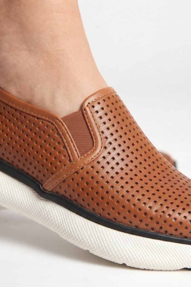 Fernanda - Tênis Slip On Couro Vazado Caramelo