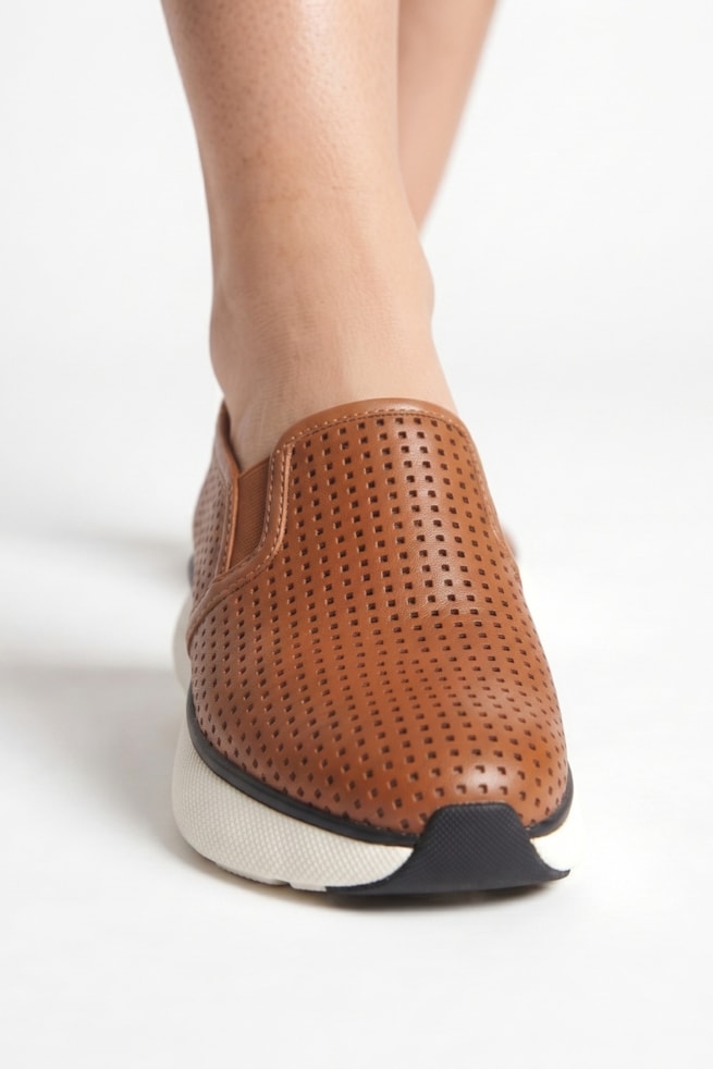 Fernanda - Tênis Slip On Couro Vazado Caramelo