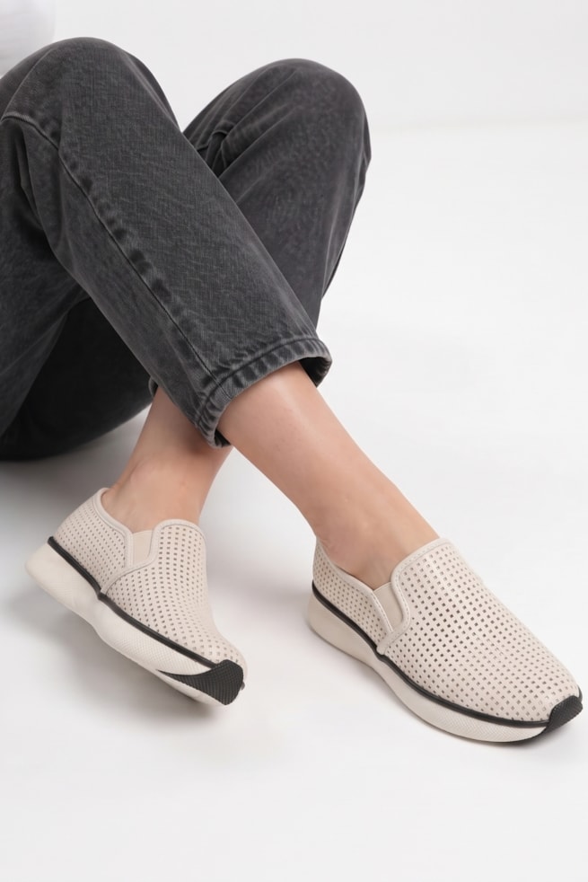 Fernanda - Tênis Slip On Couro Vazado Off White