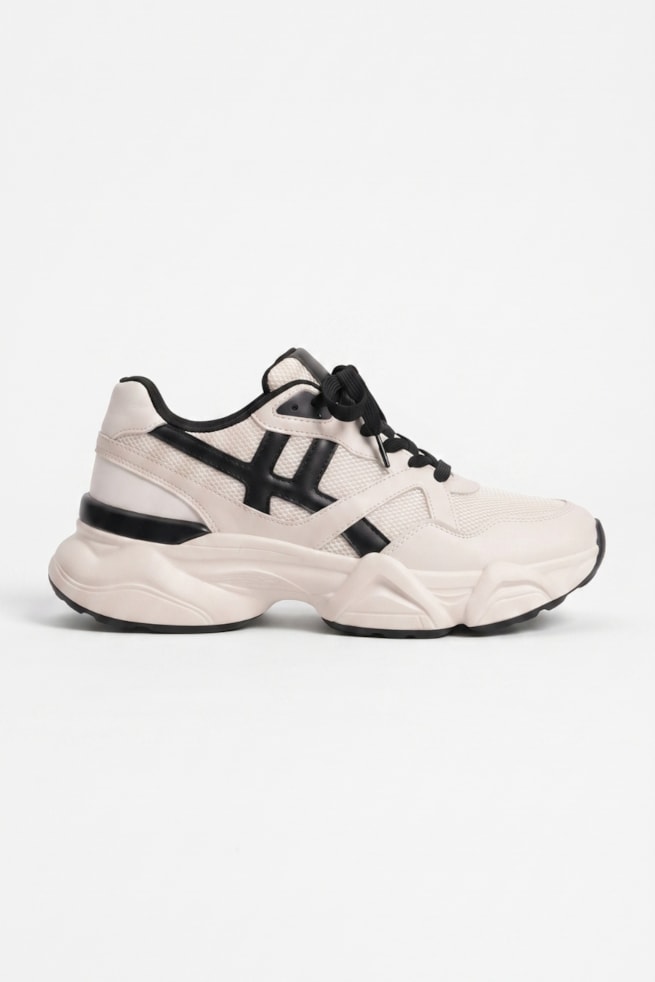 Iza - Tênis Chunky Off White c/ Preto