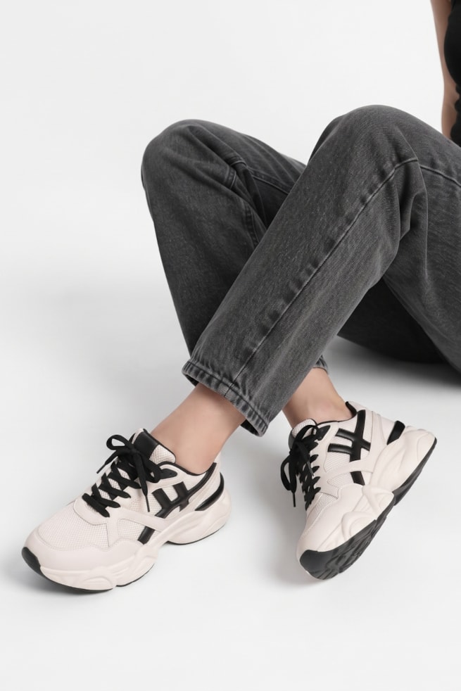 Iza - Tênis Chunky Off White c/ Preto