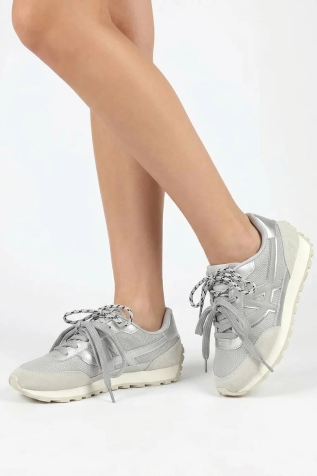 Lauren - Tênis Casual 2 em 1 Cinza com Detalhes em Prata