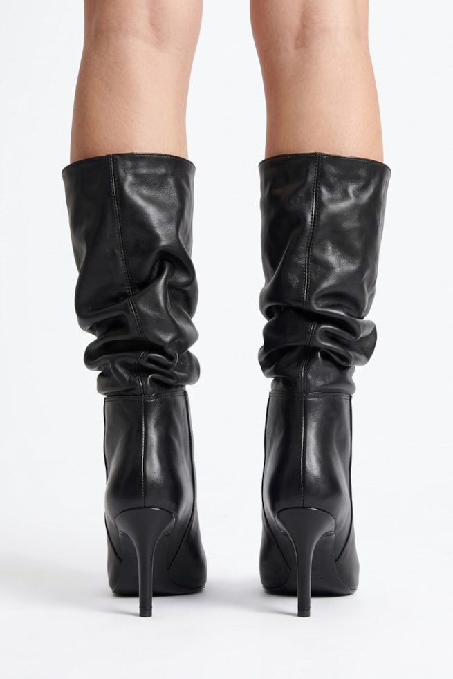 Lelê - Bota Couro Cano Médio Bico Santo Fino Preto