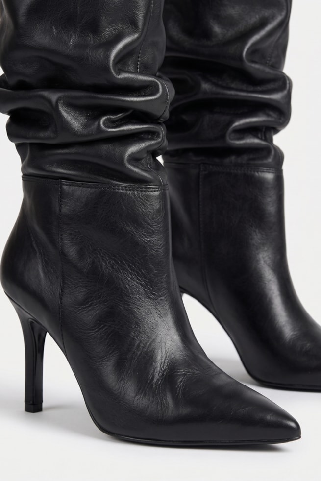 Lelê - Bota Couro Cano Médio Bico Santo Fino Preto