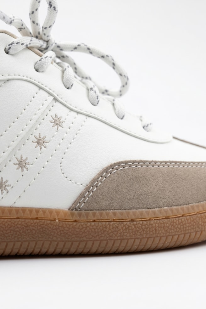 Letícia - Tênis Casual Off White com Cinza e Preto