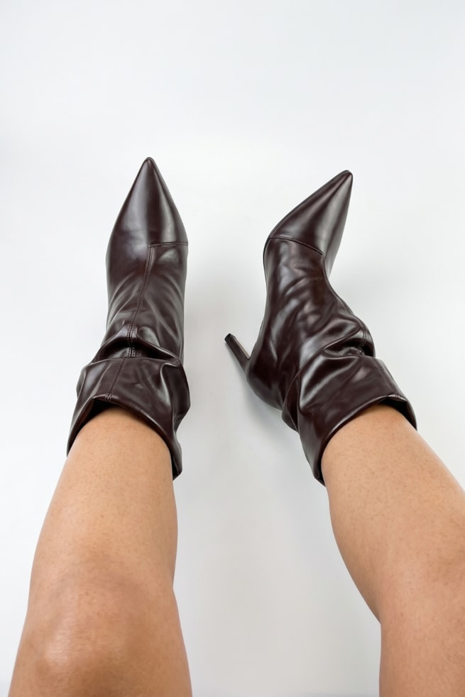 Louise - Bota Bico Salto Fino Marrom Cano Médio Franzido