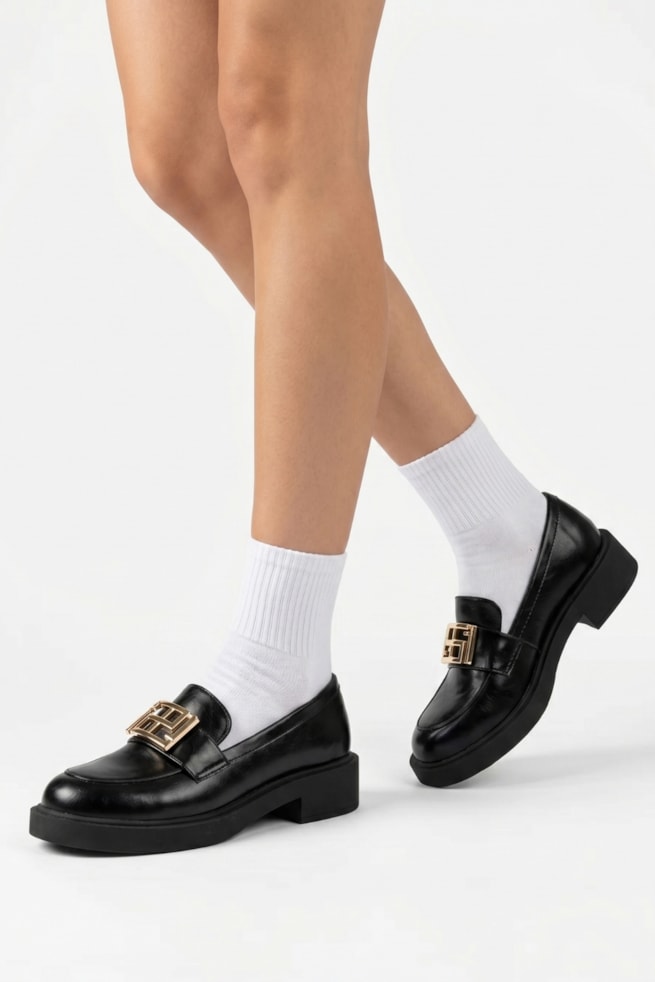 Luci - Sapato Mocassim Preto Detalhe Metálico