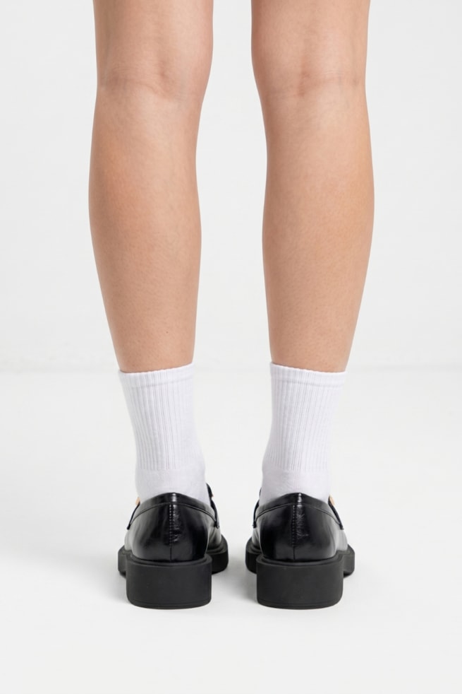Luci - Sapato Mocassim Preto Detalhe Metálico