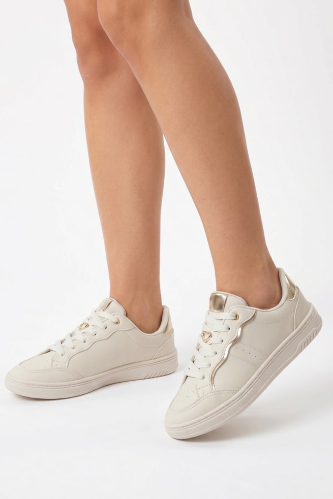 Maia - Tênis Slip On Off White com Dourado