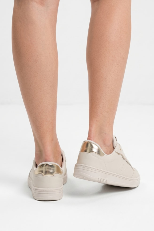 Maia - Tênis Slip On Off White com Dourado