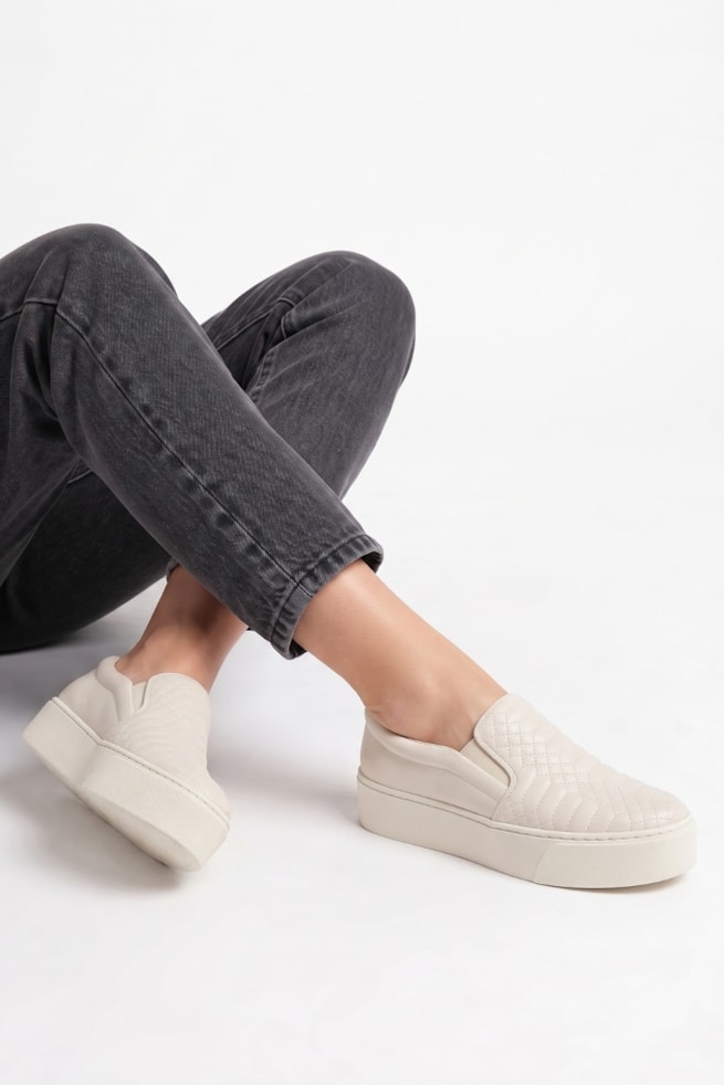Micaela - Tênis Slip On Off White