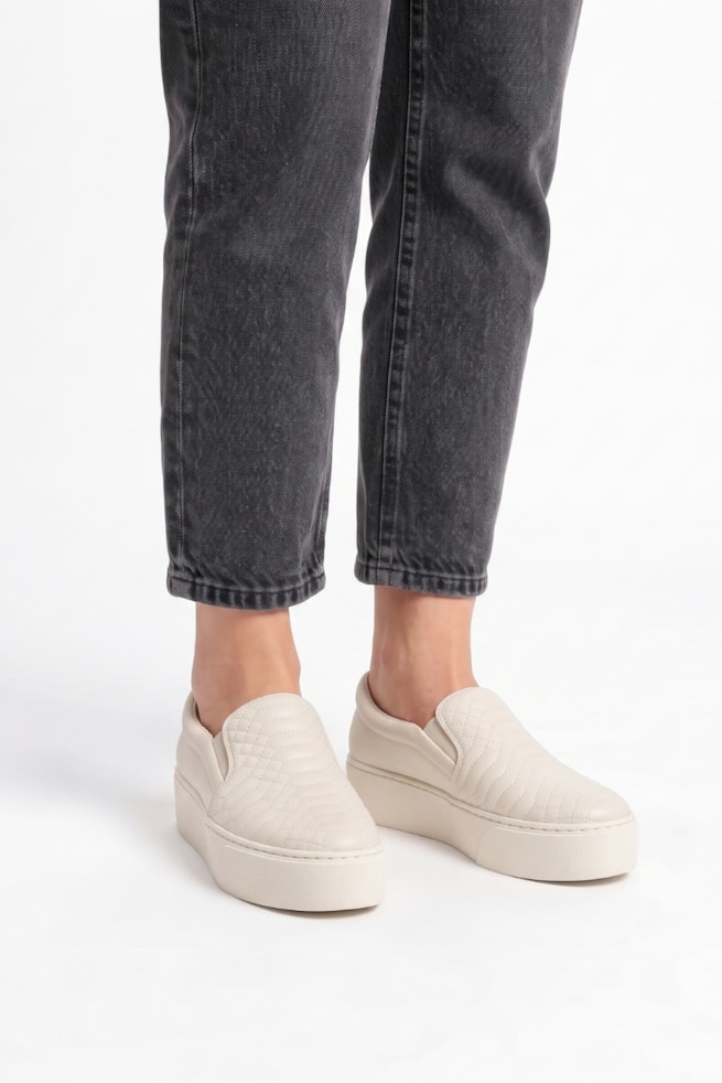 Micaela - Tênis Slip On Off White