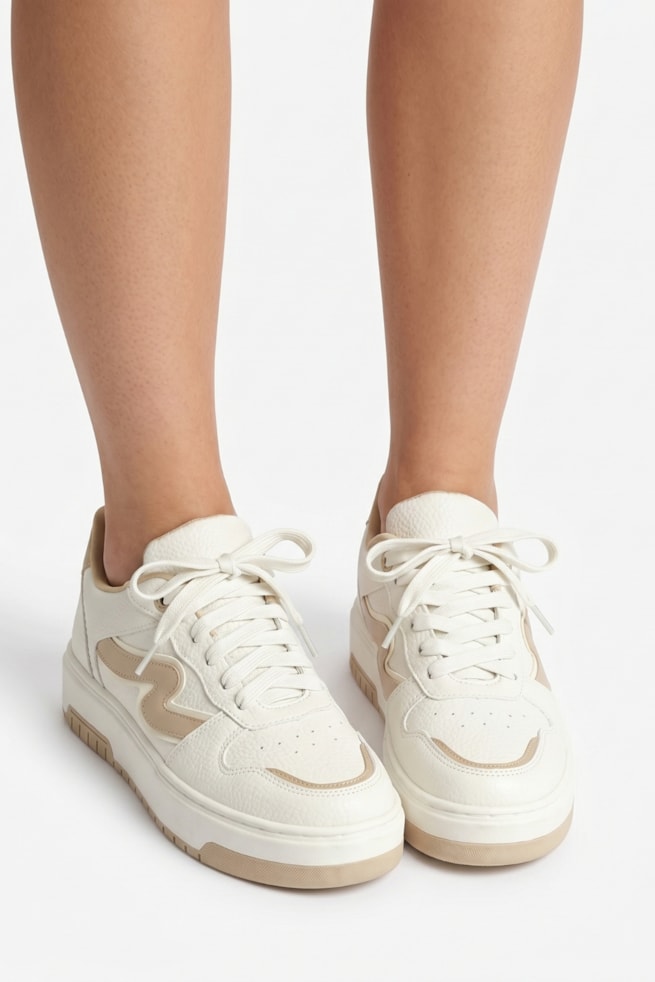 Paola - Tênis Casual Camurça Off White com Recortes Areia