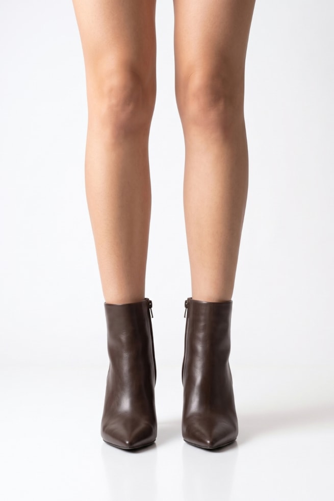 Serena - Bota Ankle Couro Salto Bico Fino Marrom