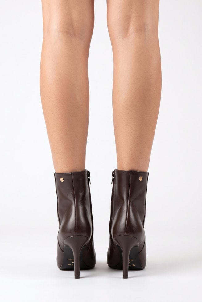 Serena - Bota Ankle Couro Salto Bico Fino Marrom