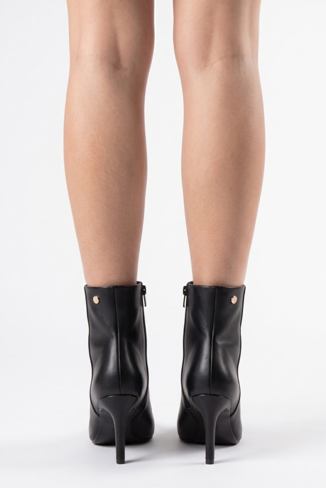 Serena - Bota Ankle Couro Salto Bico Fino Preto