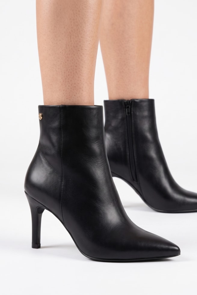 Serena - Bota Ankle Couro Salto Bico Fino Preto