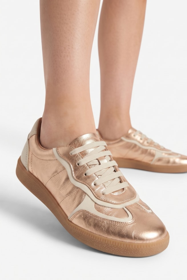 Suri - Tênis Slip On Couro Dourado com Recortes Off White