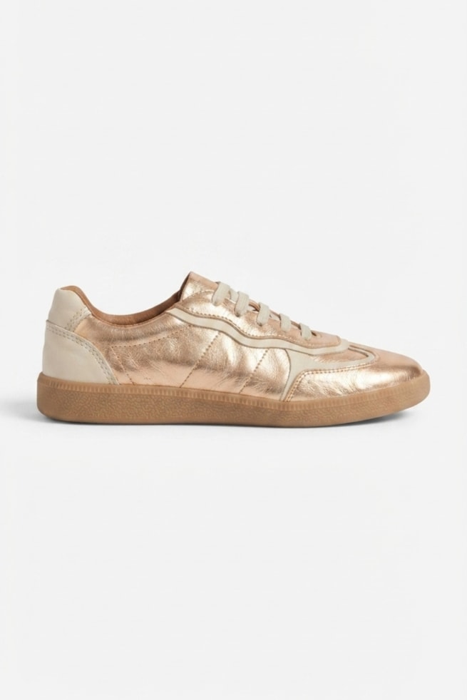 Suri - Tênis Slip On Couro Dourado com Recortes Off White