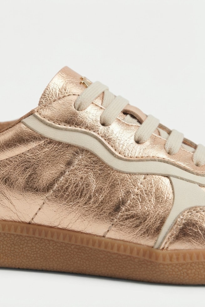 Suri - Tênis Slip On Couro Dourado com Recortes Off White