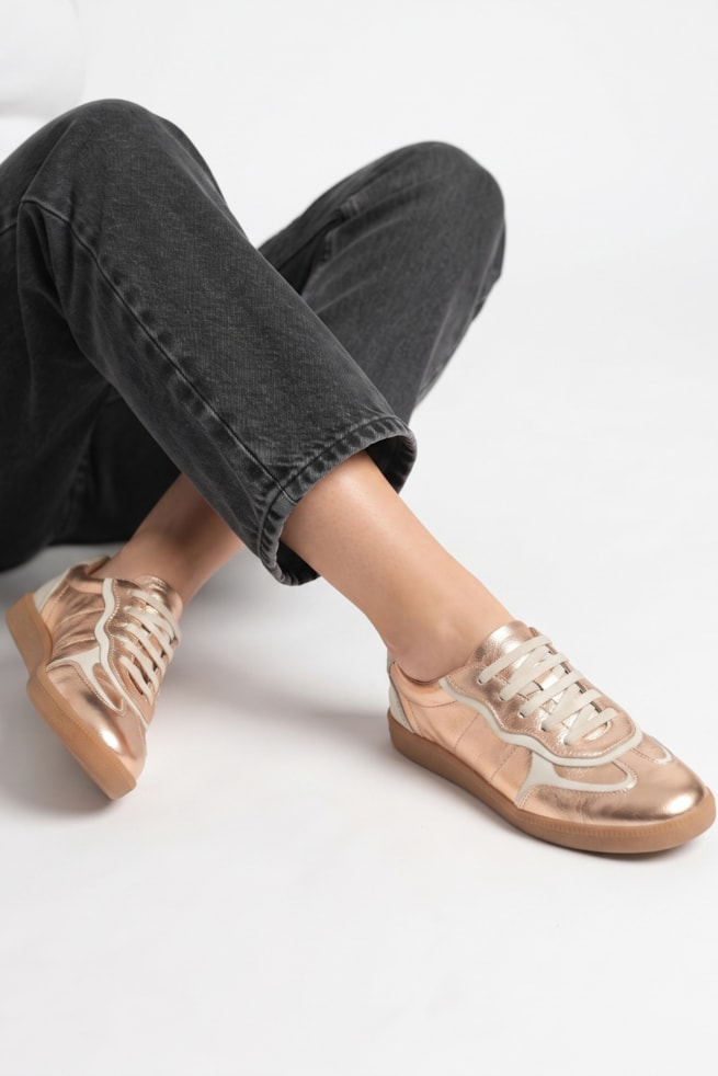 Suri - Tênis Slip On Couro Dourado com Recortes Off White