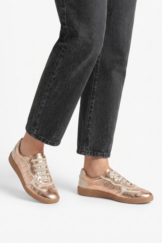 Suri - Tênis Slip On Couro Dourado com Recortes Off White