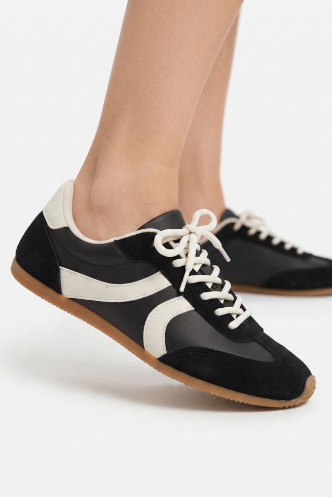 Vera - Tênis Casual Nobuck Preto com Recortes Off White