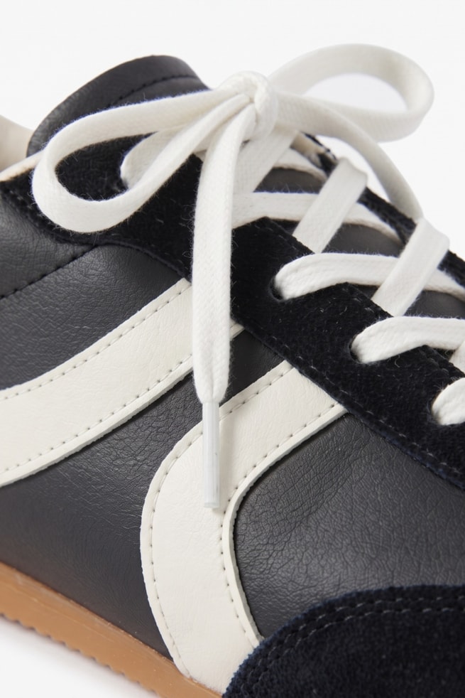 Vera - Tênis Casual Nobuck Preto com Recortes Off White